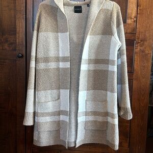 Cyrus sweater with hood and pockets